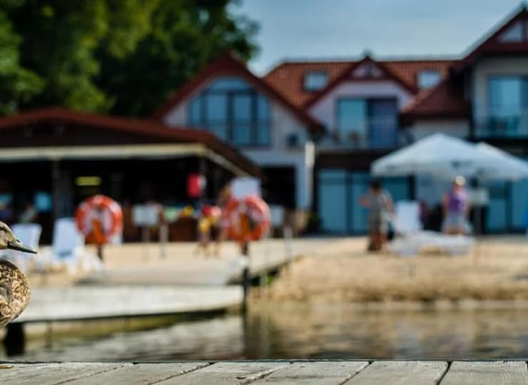 Hotel posiada piaszczystą plażę z drewnianym pomostem
