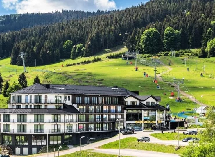 Czarna Góra to całoroczny resort, w którym można uprawiać górskie aktywności