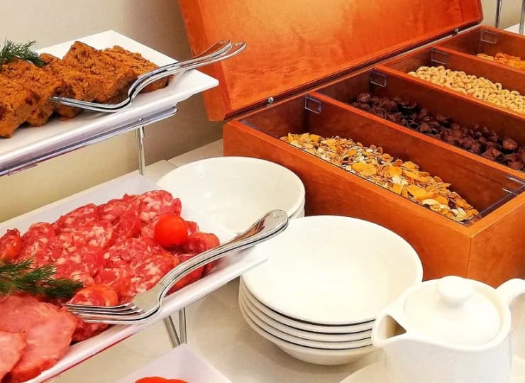 Codzienne śniadania podawane są w hotelowej restauracji