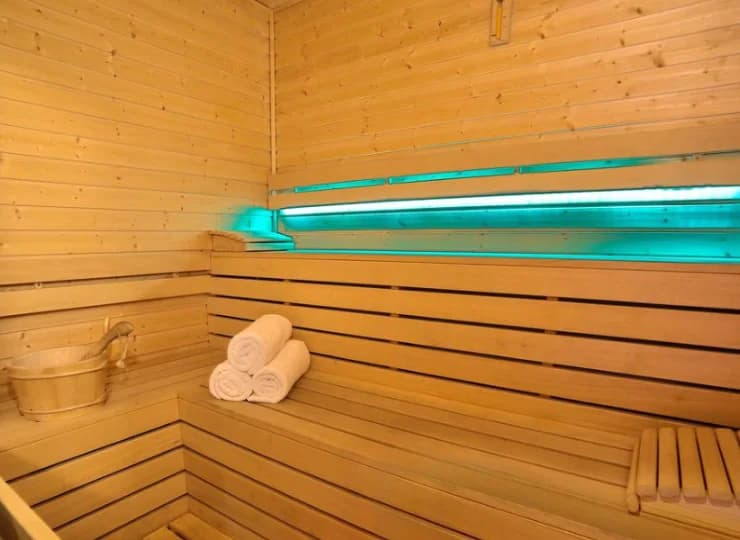 Znajduje się tutaj sauna sucha oraz łaźnia parowa