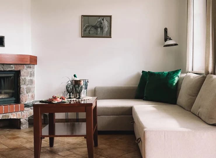 W pokoju rodzinnym z balkonem można ogrzać się przy kominku