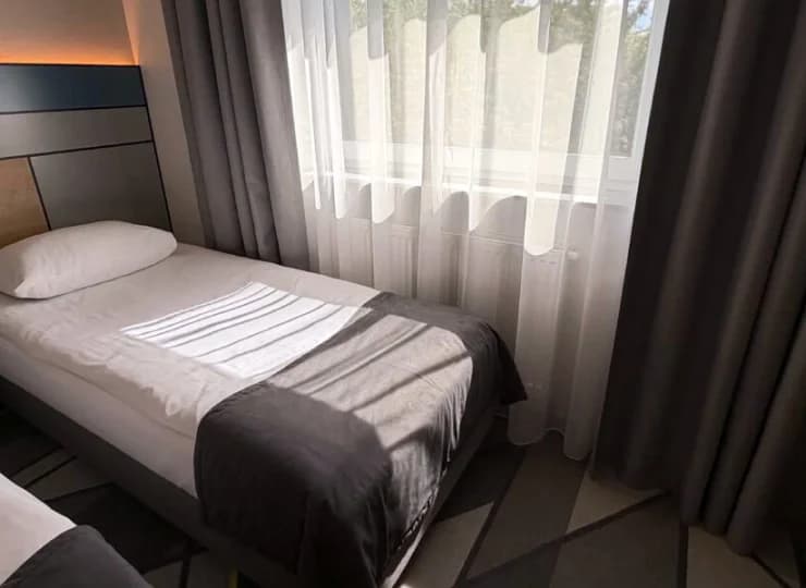 Każde ma własną półkę i źródło światła