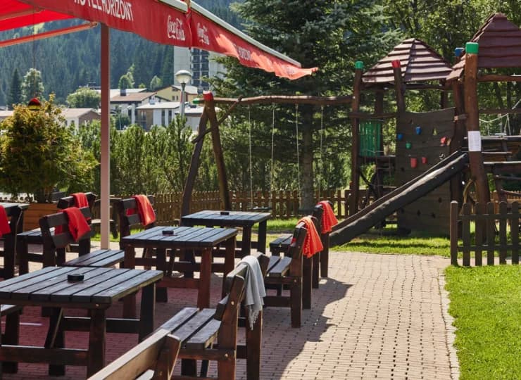 Na terenie hotelu znajduje się plac zabaw z trampoliną
