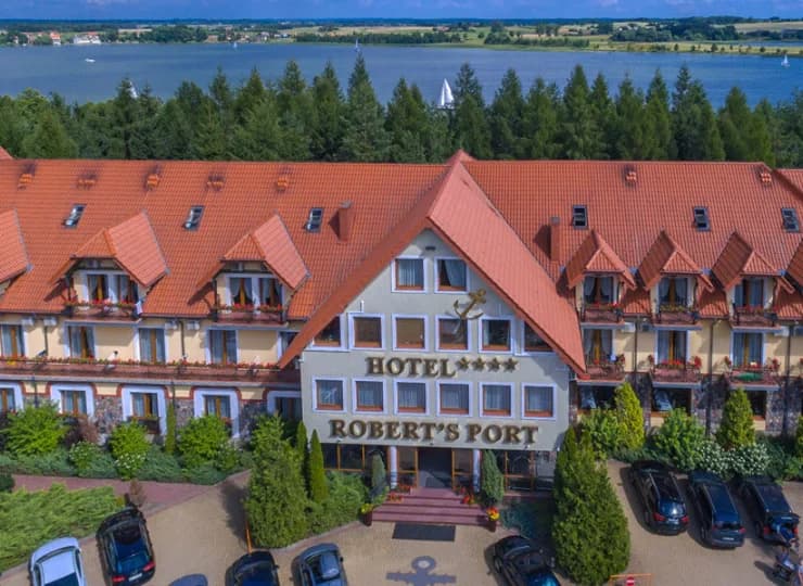 Resort jest malowniczo położony nad samym jeziorem Tałty