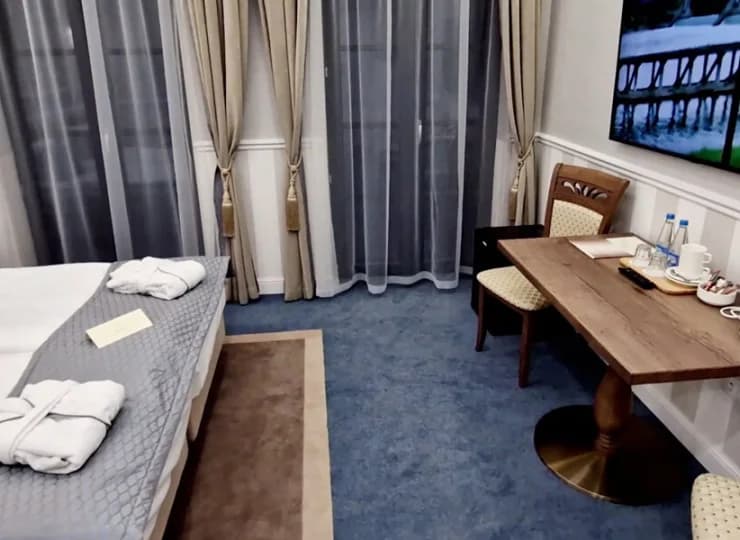 Znajduje się w nim wygodne łóżko, TV, zestaw do parzenia kawy i herbaty