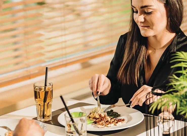 Hotel dysponuje restauracją i kawiarnią z barem