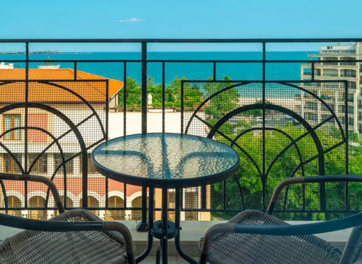 Balkon pokoju deluxe z bocznym widokiem na morze (side sea view)