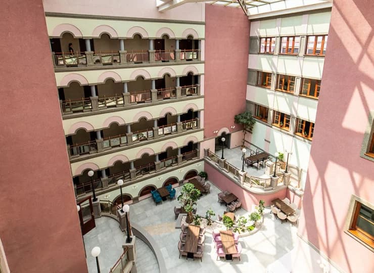 Wnętrze hotelowego lobby