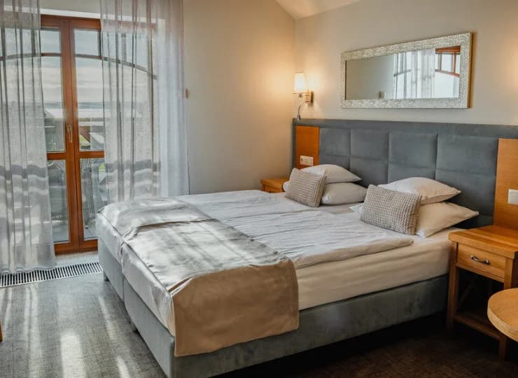 Pokoje mają widok na Mierzeję lub hotelowy ogród