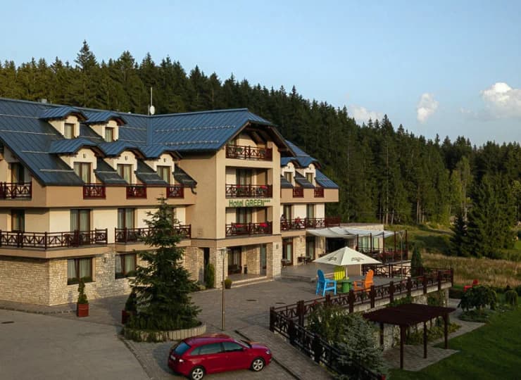 Hotel Green*** jest położony na skraju lasu na Kubińskiej Holi