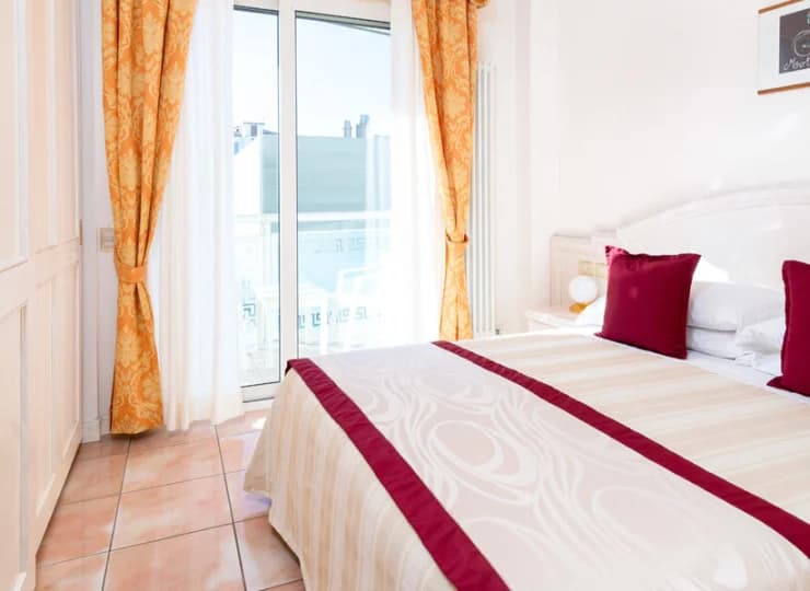 Pokoje w Hotelu Universal są jasne, przytulne i komfortowo urządzone