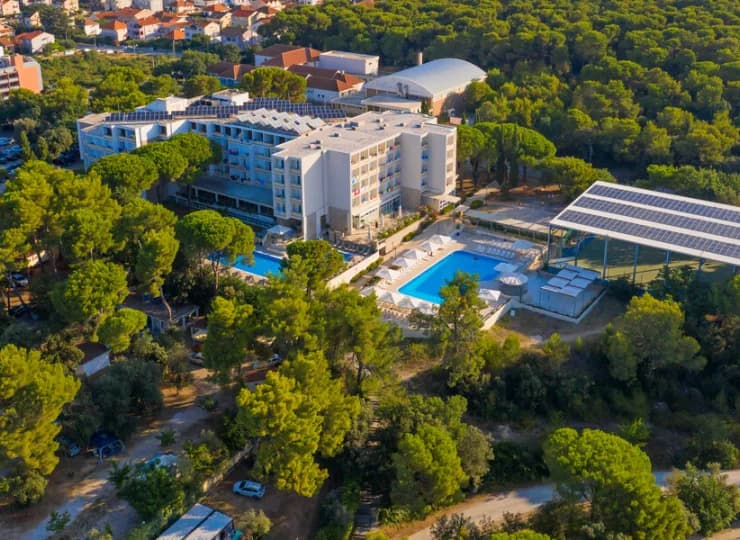 Hotel Adria**** jest położony pośród sosnowego lasu blisko plaży nad Adriatykiem