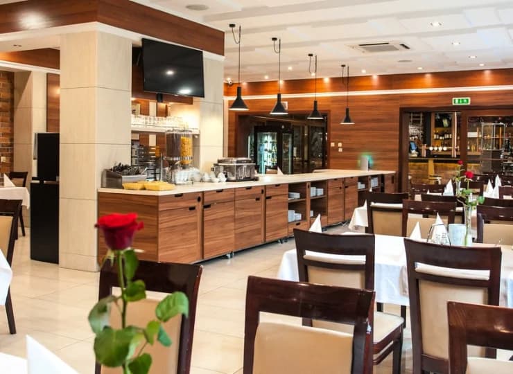 Wystrój restauracji jest stonowany, ale podkreślony detalami