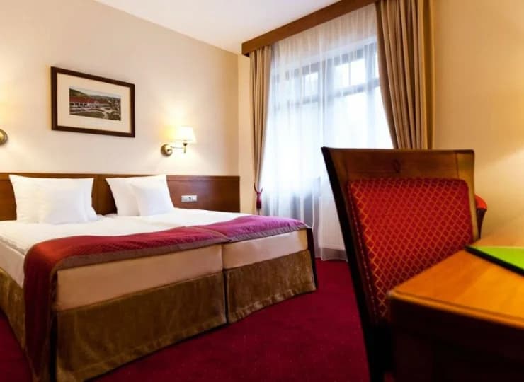 W wyposażeniu: TV, telefon, mini-bar, sejf oraz Wi-Fi