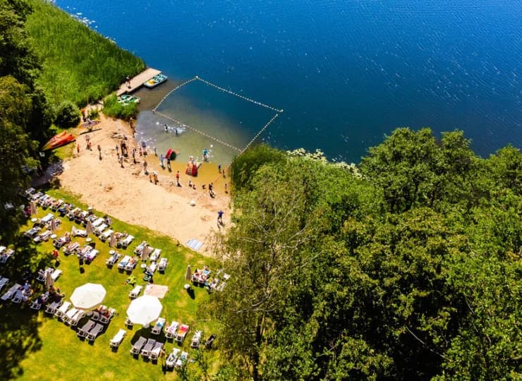 Goście mogą korzystać z prywatnej plaży z bezpiecznym zejściem do jeziora