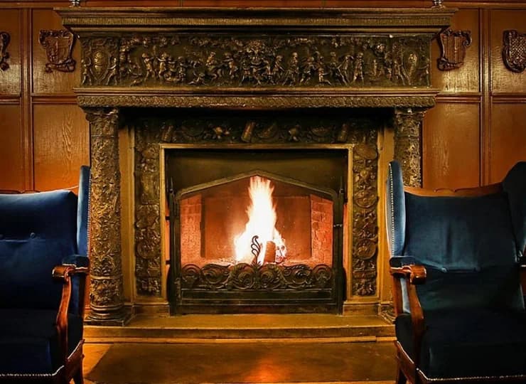 Kominek w lobby barze tworzy przytulną atmosferę