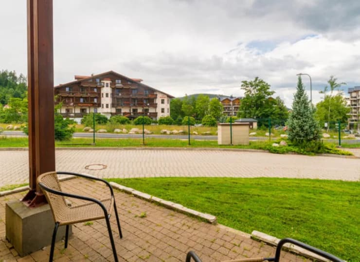 Obiekt otoczony jest sprzyjającym relaksowi terenem zielonym
