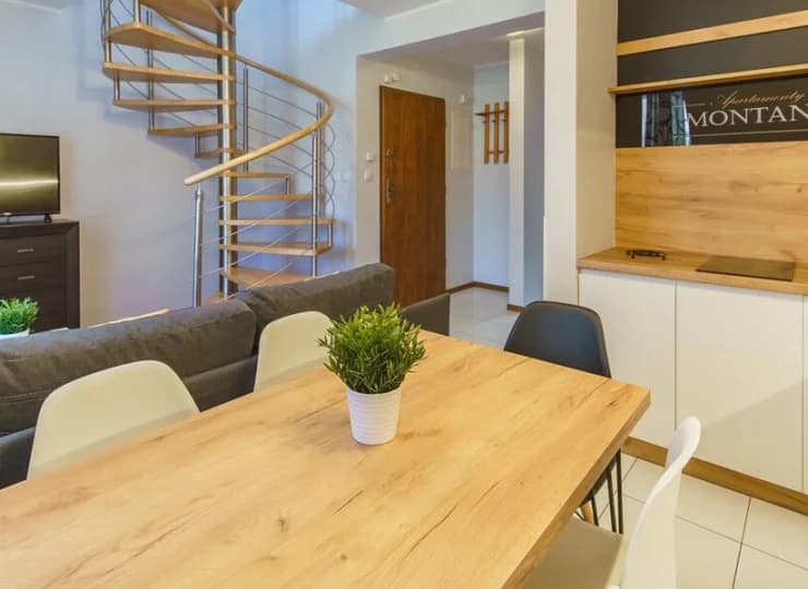 Większe apartamenty dwupoziomowe mogą pomieścić 6, a nawet 8 osób