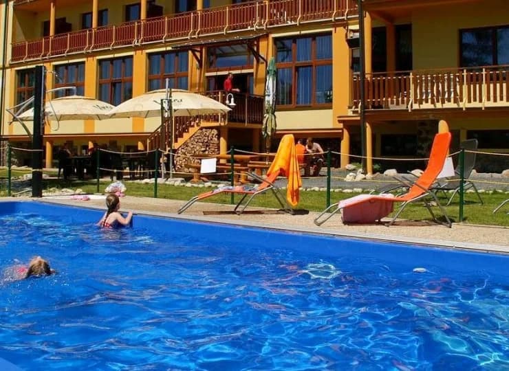 Latem przy hotelu Avalanche działa basen zewnętrzny