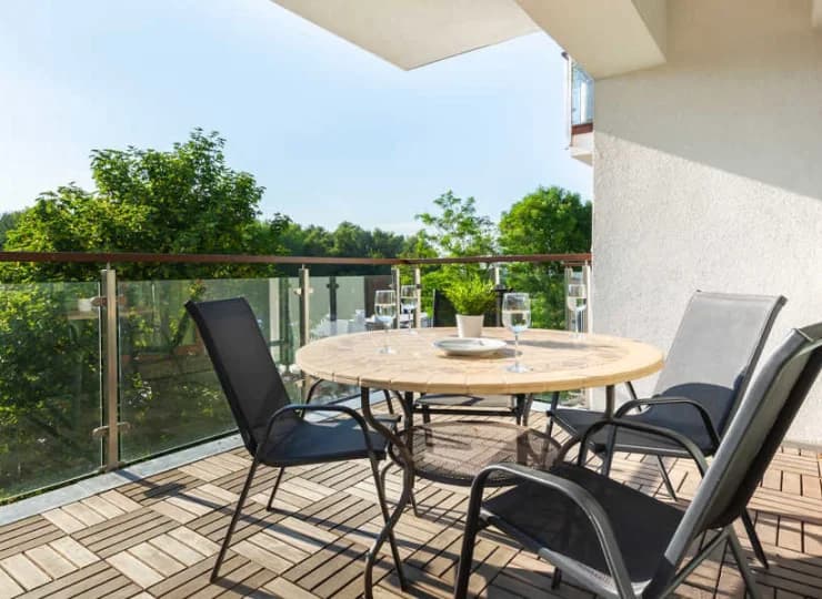 Dzięki wyjściu na balkon można rozkoszować się kawą na świeżym powietrzu