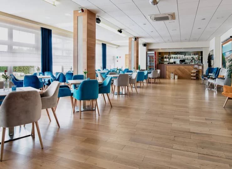 Można w niej skorzystać z drink baru oraz wygodnych foteli