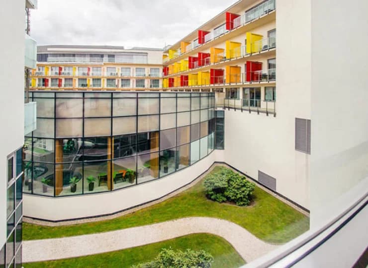 W kompleksie znajduje się strefa SPA, basen, sauna i siłownia