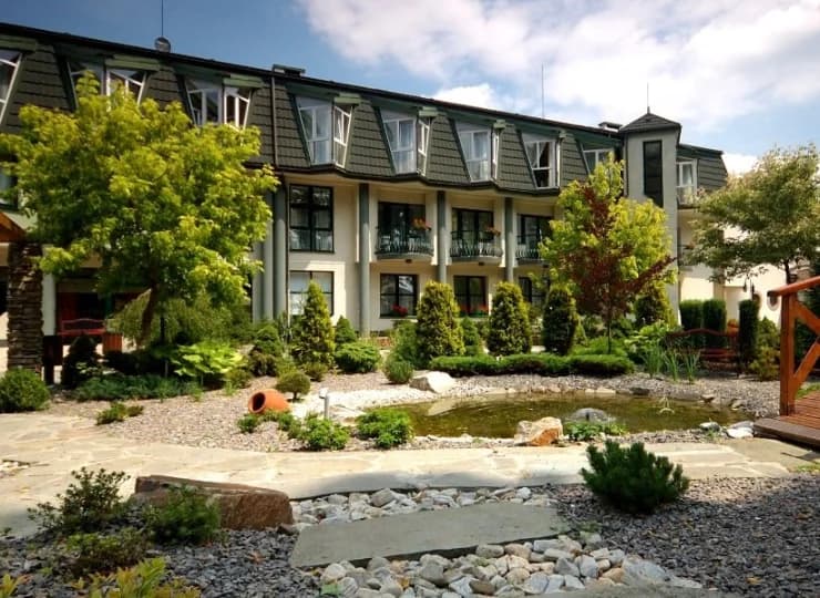 Papuga Park Hotel umiejscowiony został w malowniczej Dolinie Wapienicy