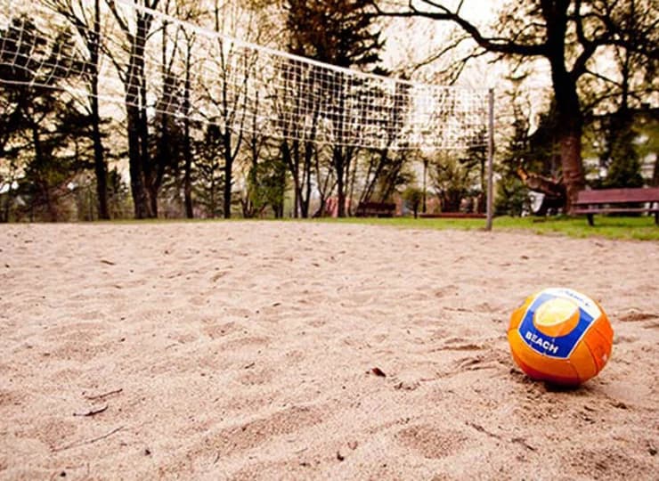Można zagrać w siatkówkę plażową