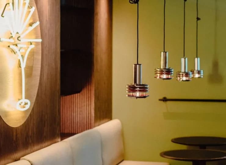 Wnętrza baru są równie designerskie, co w reszcie obiektu