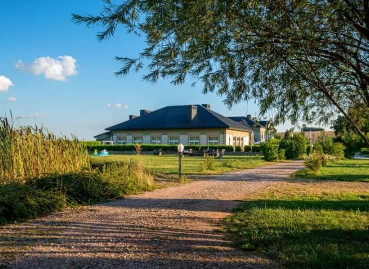 Na hotelowych terenach jest malowniczy staw
