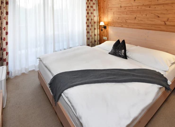 Na gości czekają komfortowe pokoje 2-osobowe w budynku hotelowym