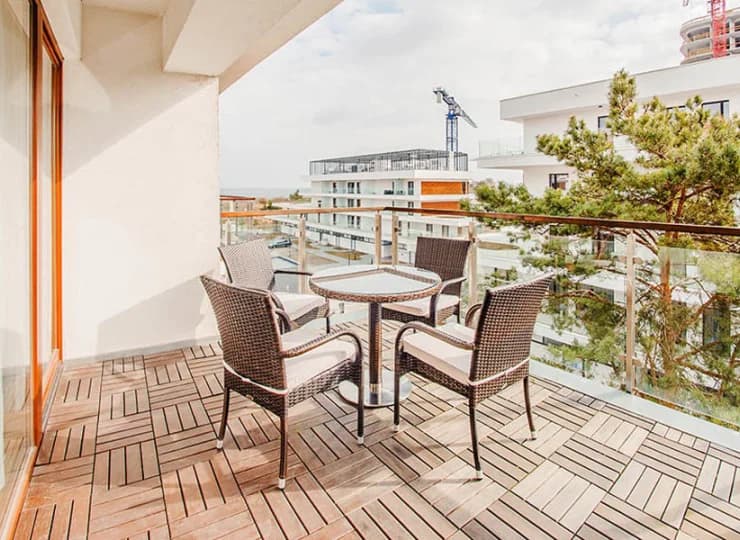 Każdy apartament posiada balkon z meblami ogrodowymi