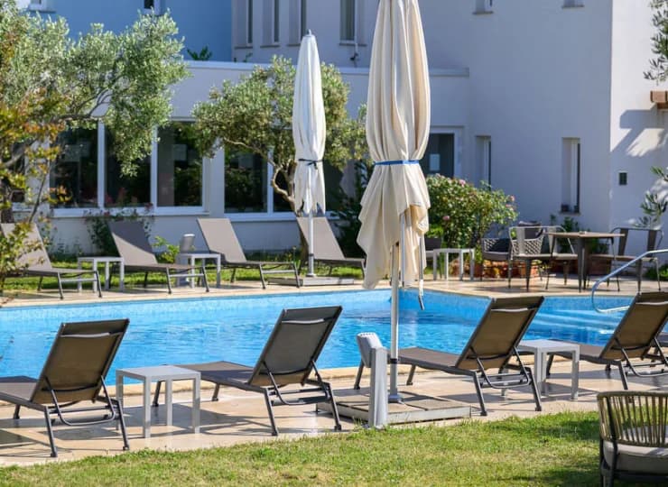 Hotel z basenem zewnętrznym na wyspie Losinj w Chorwacji