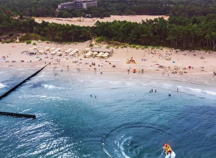 Na plaży w sezonie nad bezpieczeństwem czuwa ratownik