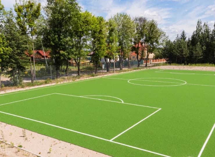Na terenie obiektu znajduje się mini boisko do piłki nożnej