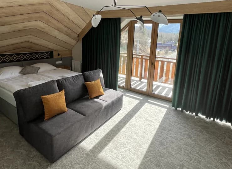 Przestronny apartament ma balkon i sofę