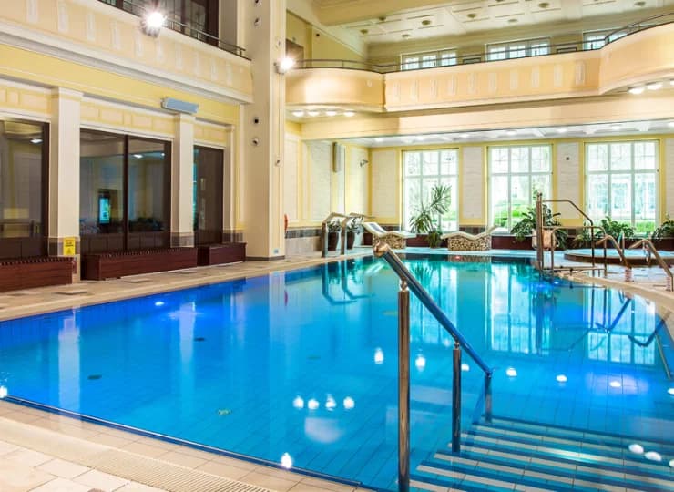 Efektowny basen ma kształt fortepianu oraz różnorodne systemy hydromasaży