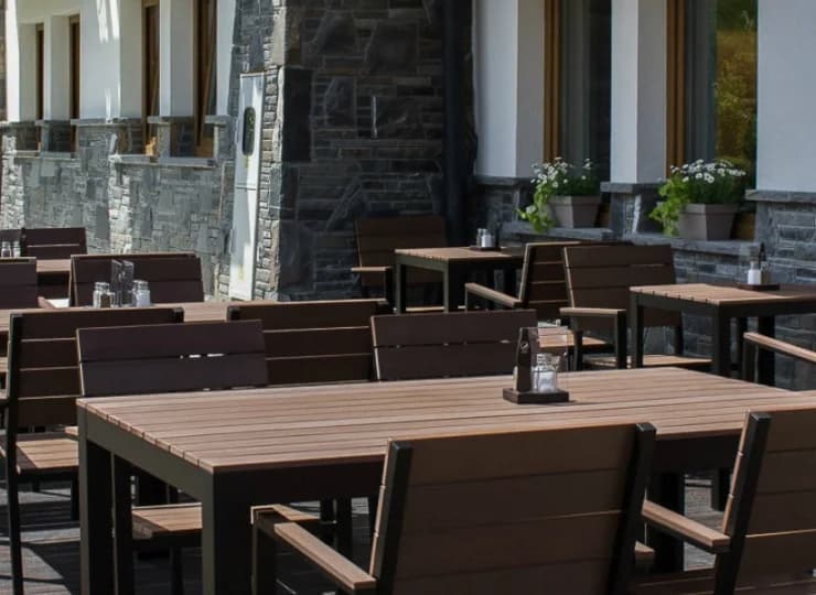 Przy restauracji znajduje się letni taras w ogrodzie z wyjątkowym widokiem