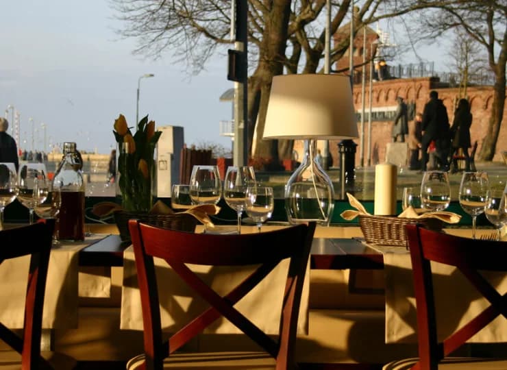 Okna restauracji wychodzą na przystań statków wypływających na pełne morze