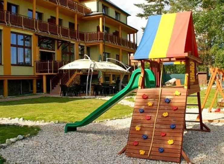 Na dzieci czeka tu zewnętrzny plac zabaw