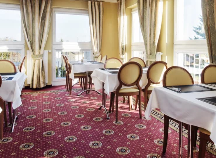 W porze letniej pomieszczenie restauracji jest pełne słońca