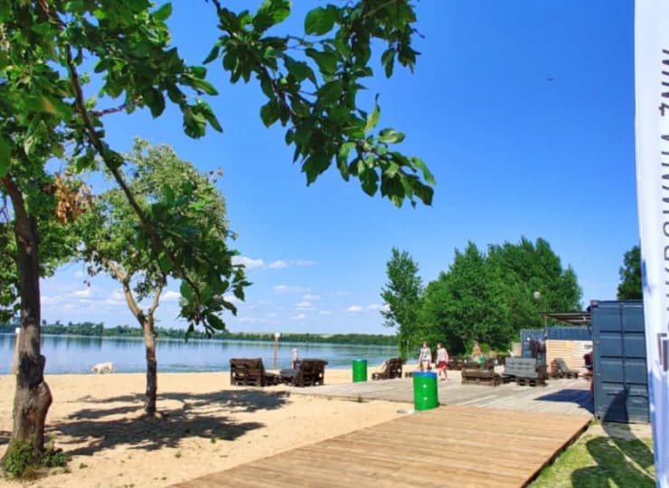 Na hotelowej plaży działa beach bar Płuczka