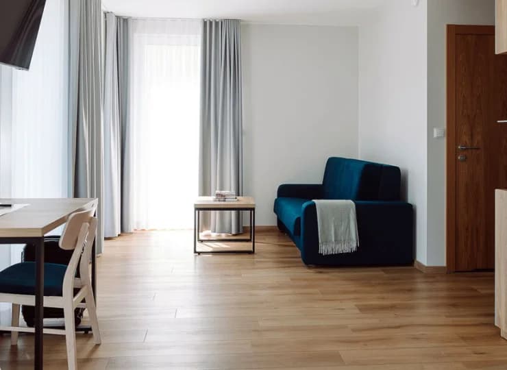 Apartament standard posiada część dzienną z kanapą
