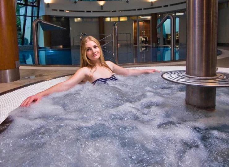 Obok basenu jest też wygodne jacuzzi
