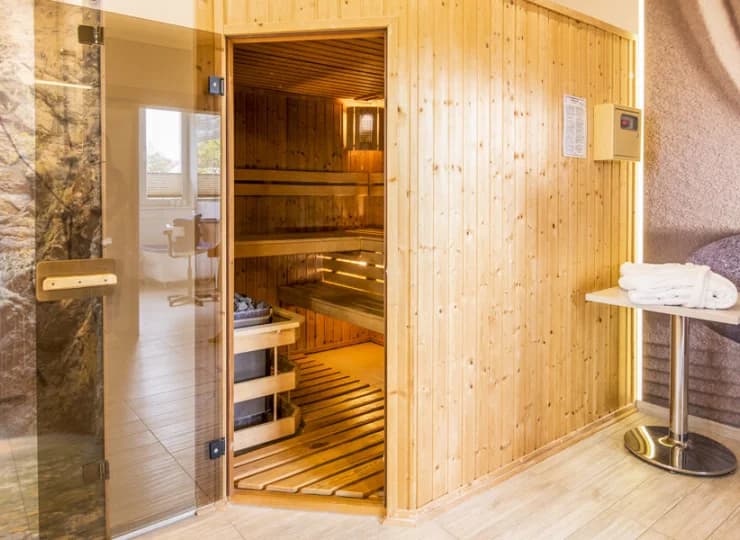 Goście mogą korzystać z hydromasażu, sauny czy solarium