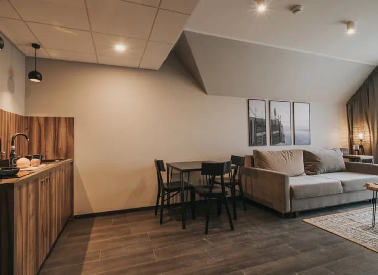 Mieści ono część wypoczynkową, jadalną, łazienkę i balkon