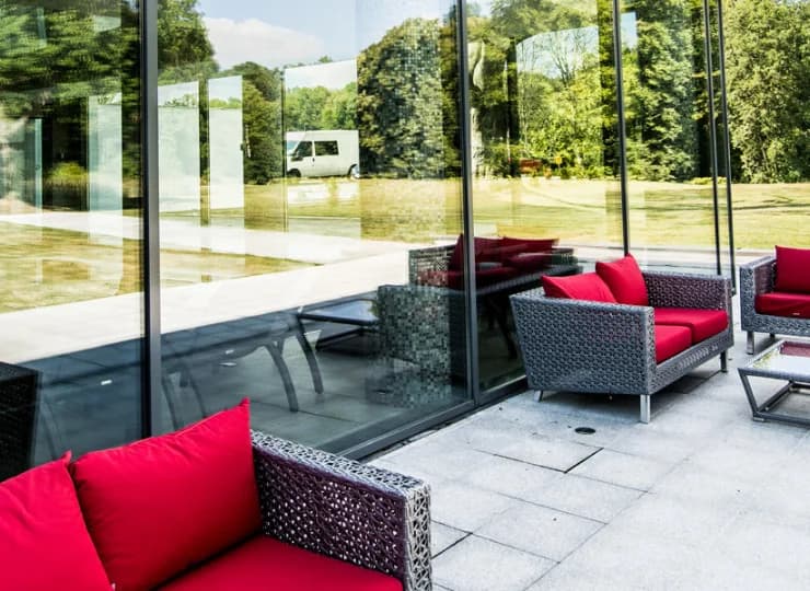 Duże przeszklenia udanie łączą wnętrze z otaczającym hotel parkiem