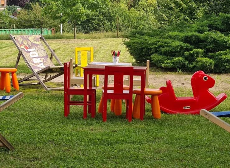 Obok hotelu znajduje się zadbany ogród