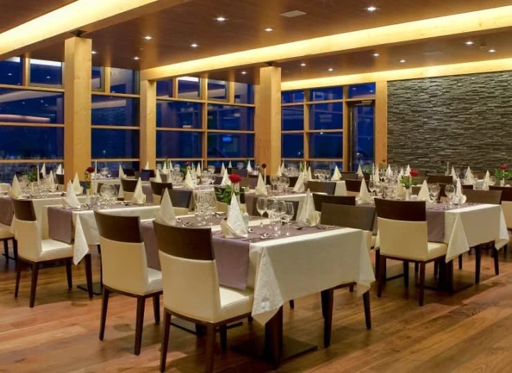 W hotelowej restauracji serwowane są dania kuchni lokalnej i międzynarodowej