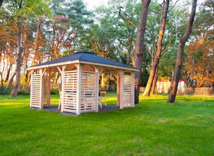 Jest też altanka otoczona nadmorskimi sosnami